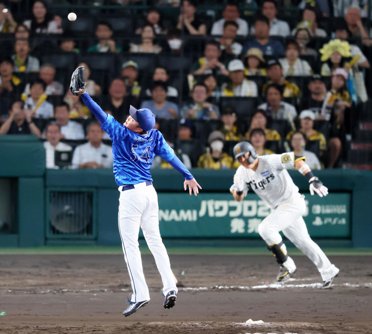 阪神対DeNA 7回裏阪神1死二塁、石田裕は原口の打球にマウンドでジャンプする（撮影・加藤哉）