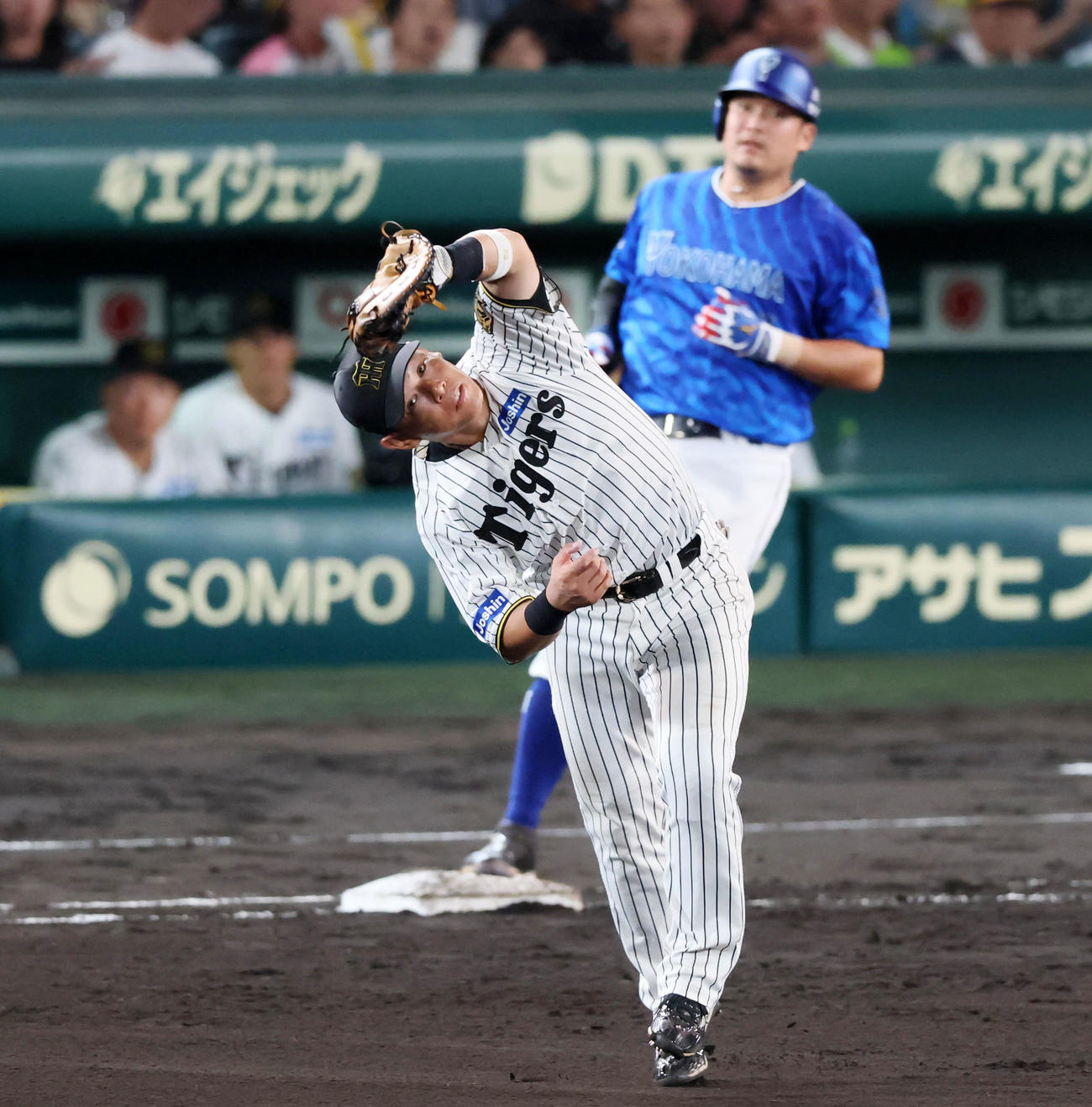 阪神対DeNA 7回表DeNA無死、原口は筒香の飛球を捕球する（撮影・加藤哉）