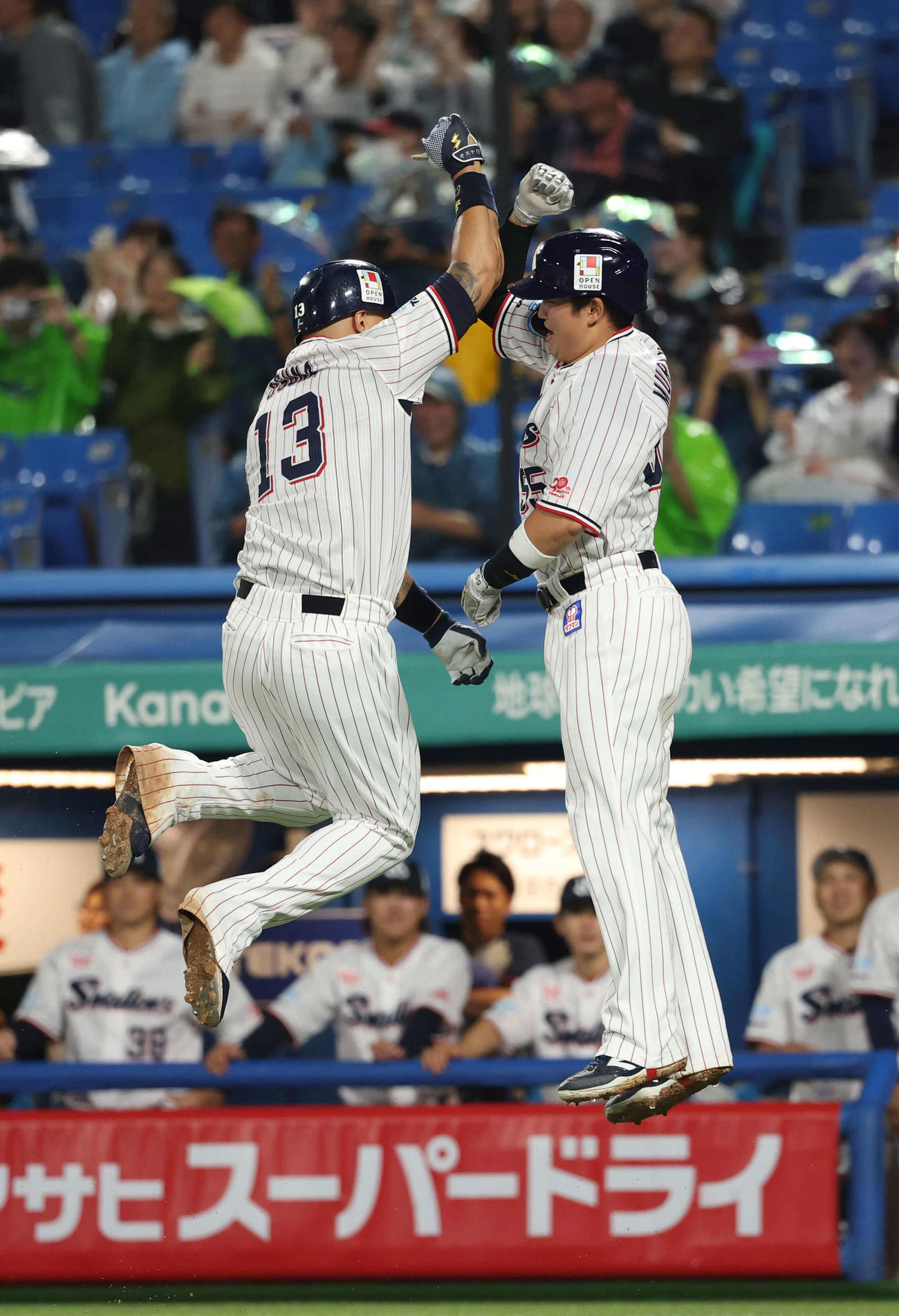 ヤクルト対中日　5回裏ヤクルト2死満塁、満塁本塁打を放ち村上（右）と喜ぶオスナ（撮影・増田悦実）
