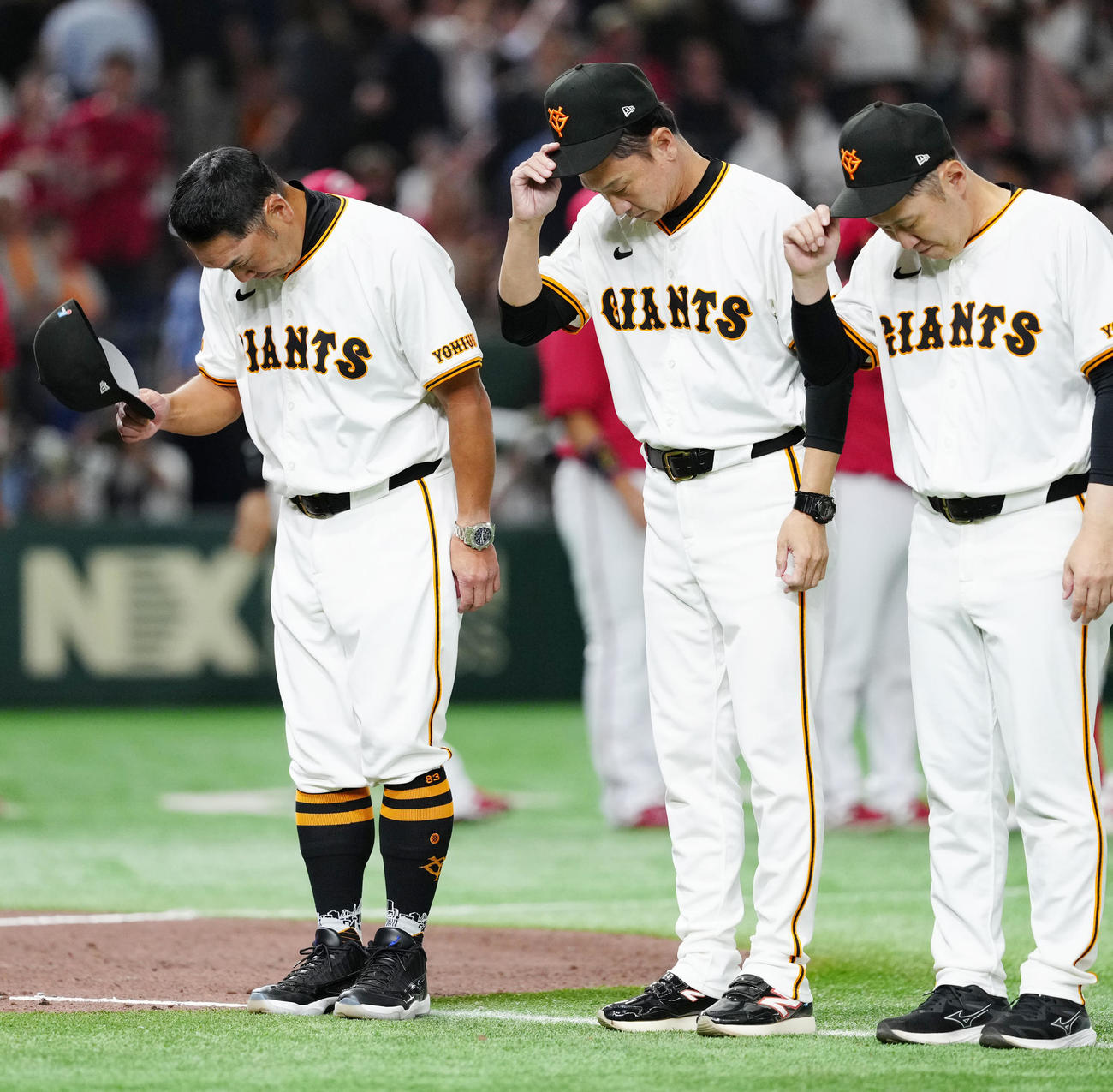 巨人対広島　試合後、あいさつする、左から巨人阿部監督、二岡ヘッド兼打撃チーフコーチ、村田総合コーチ（撮影・江口和貴）