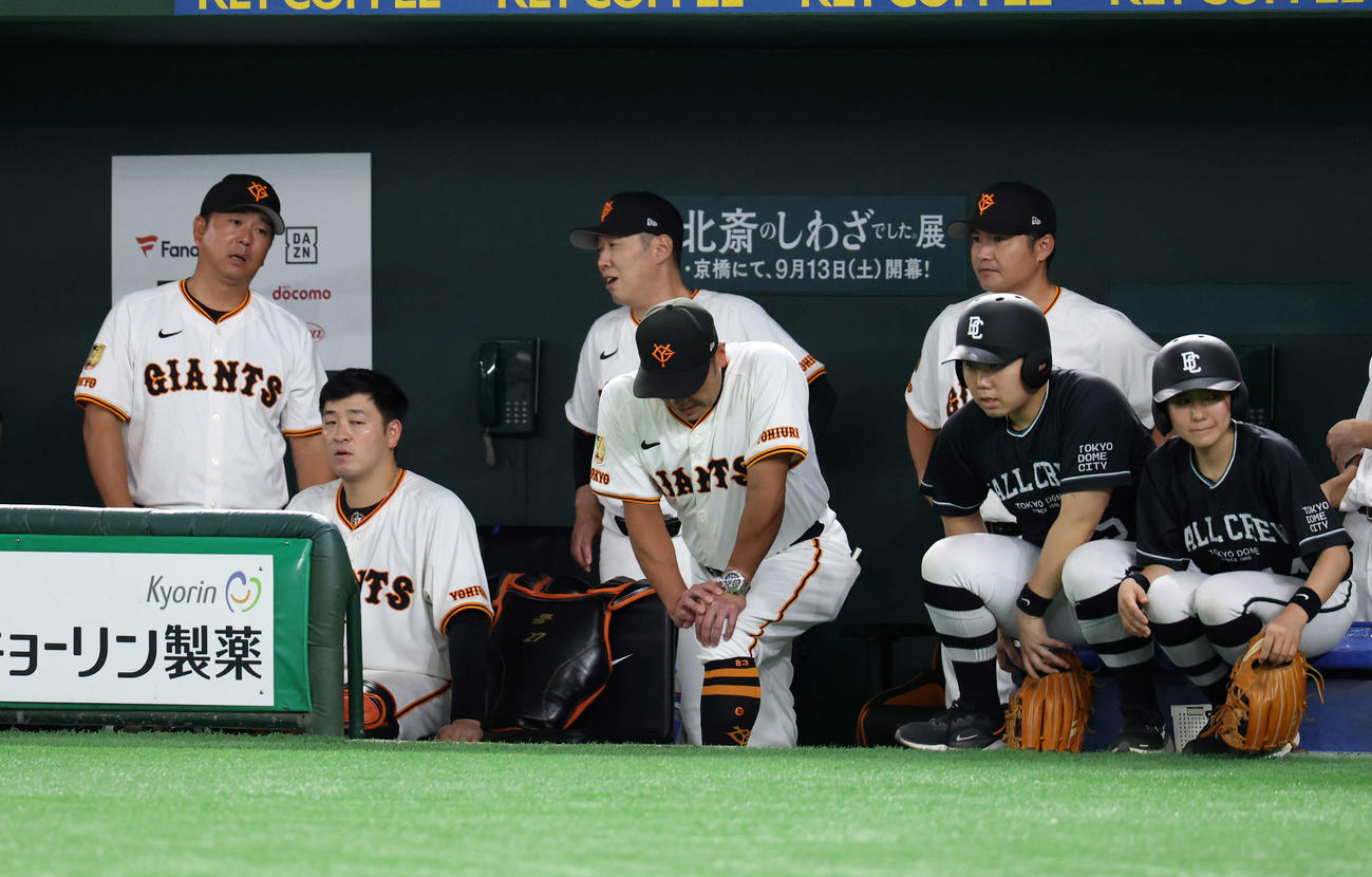 巨人対広島　9回裏巨人2死、大城が中飛に倒れて連勝ストップした瞬間、がっくりとうつむく阿部監督（中央）（撮影・浅見桂子）