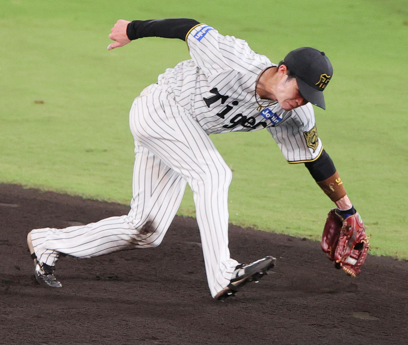 阪神対DeNA 7回表DeNA1死、二塁手中野はビシエドの二ゴロを好捕する（撮影・上山淳一）