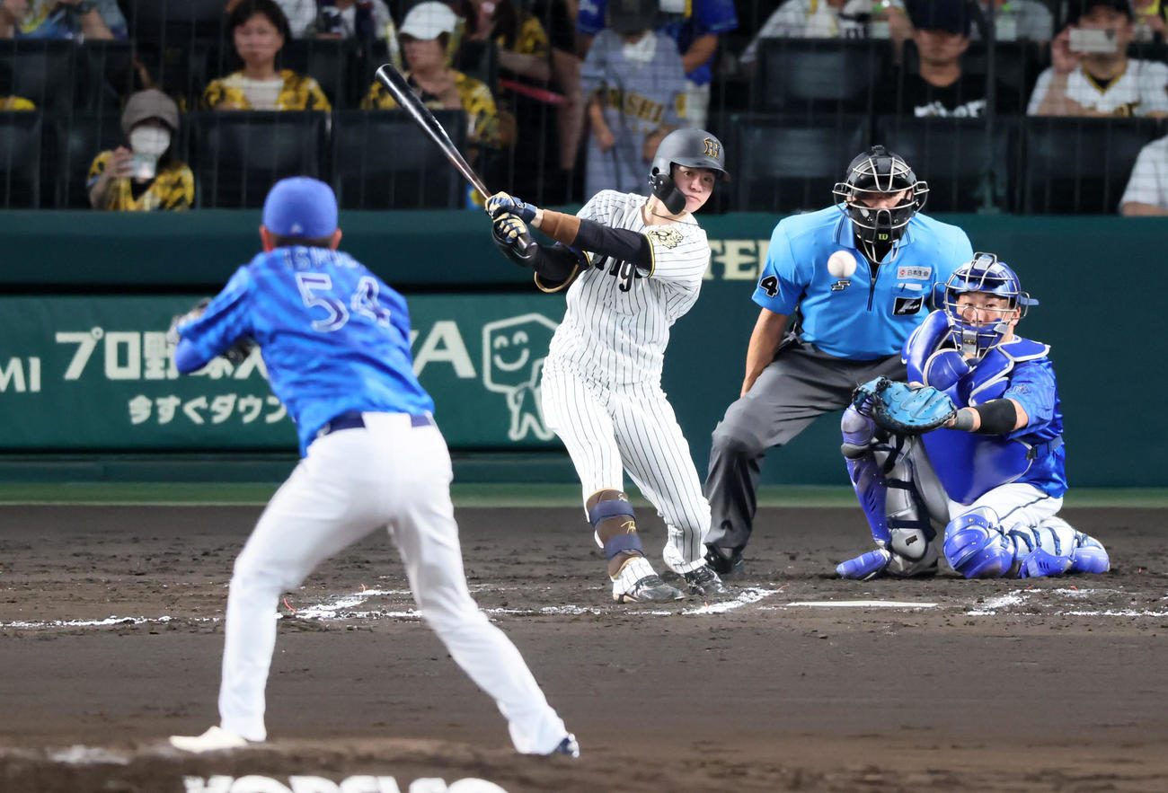 阪神対DeNA 6回裏阪神2死、中野は中前打を放つ。投手石田裕（撮影・加藤哉）