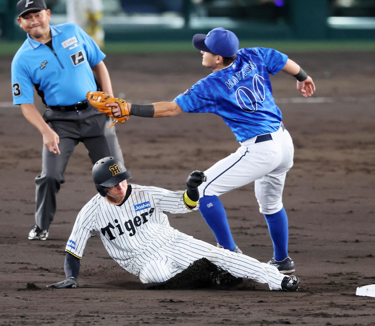 阪神対DeNA 4回裏阪神無死一塁、一塁走者近本は打者中野のとき二塁盗塁を決める。野手林（撮影・加藤哉）