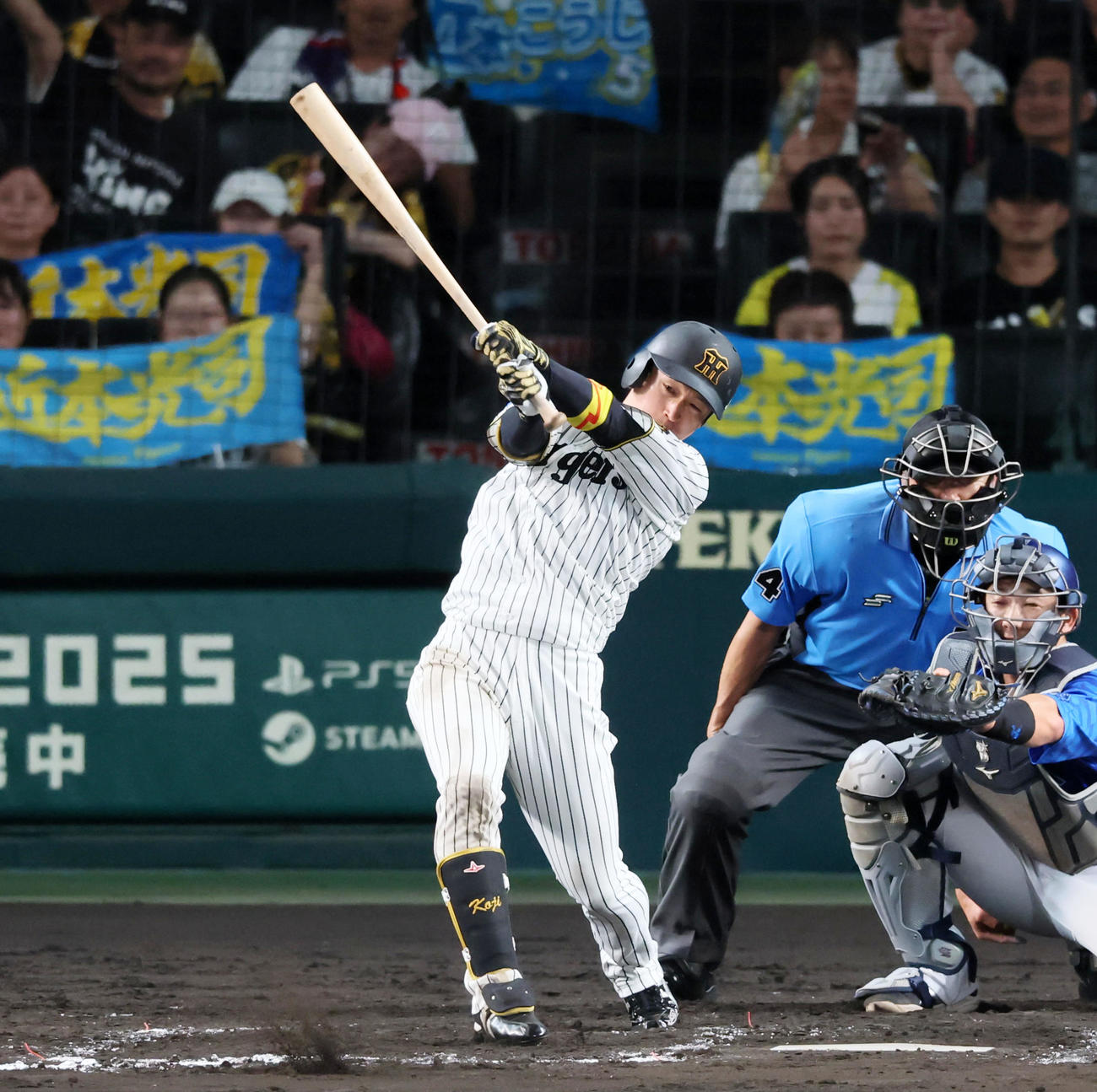 阪神対DeNA 8回裏阪神2死、近本は右前打を放つ（撮影・加藤哉）