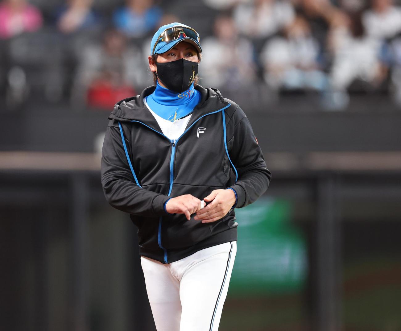日本ハム対オリックス　選手交代を告げる新庄監督（撮影・黒川智章）