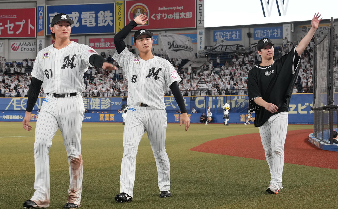 ロッテ対ソフトバンク　ヒーローインタビューを終えスタンドに手を振るロッテの、左から山本、西川、種市＝2025年9月11日