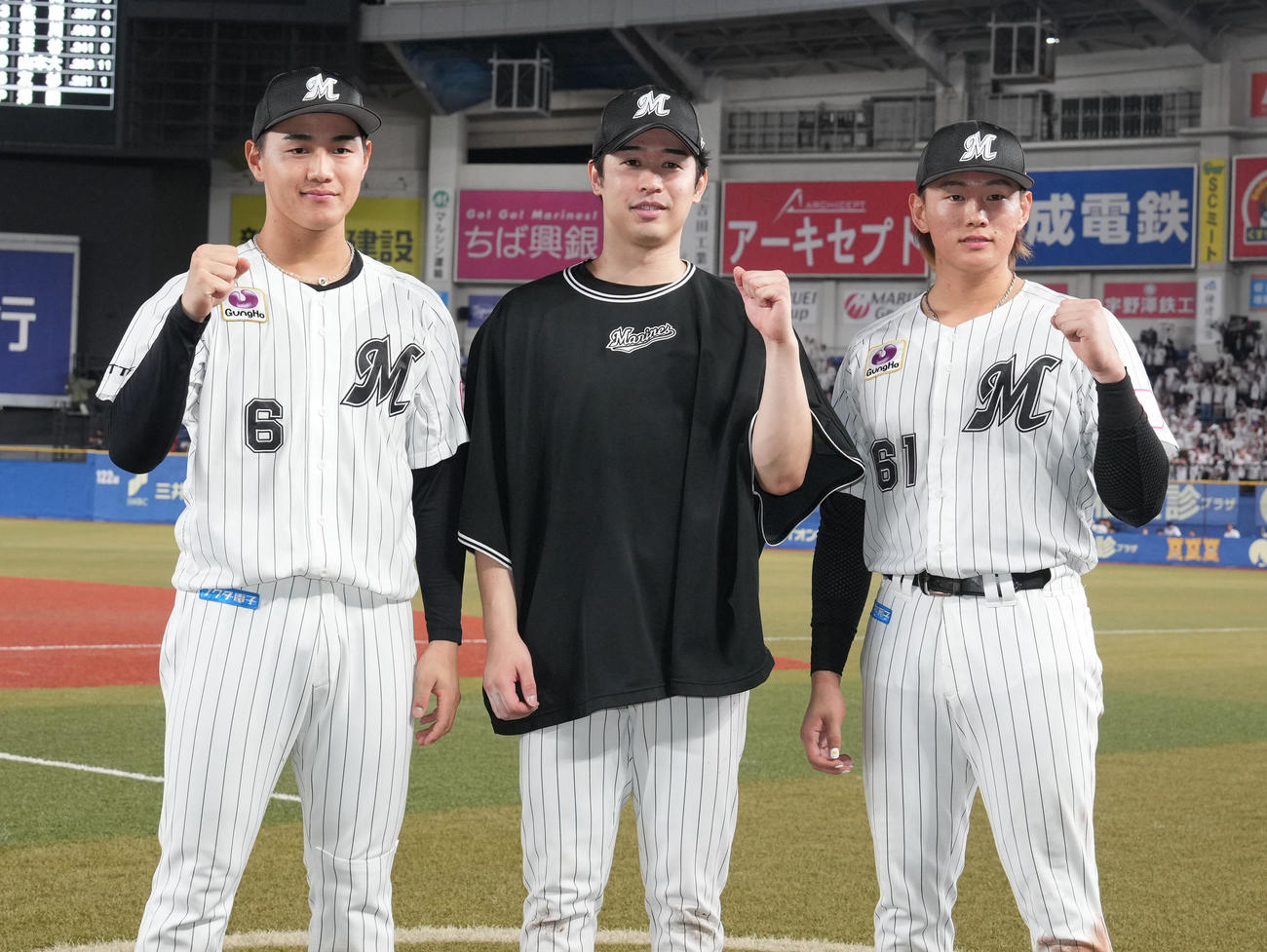 ロッテ対ソフトバンク　ヒーローインタビューを終えガッツポーズするロッテの、左から西川、種市、山本