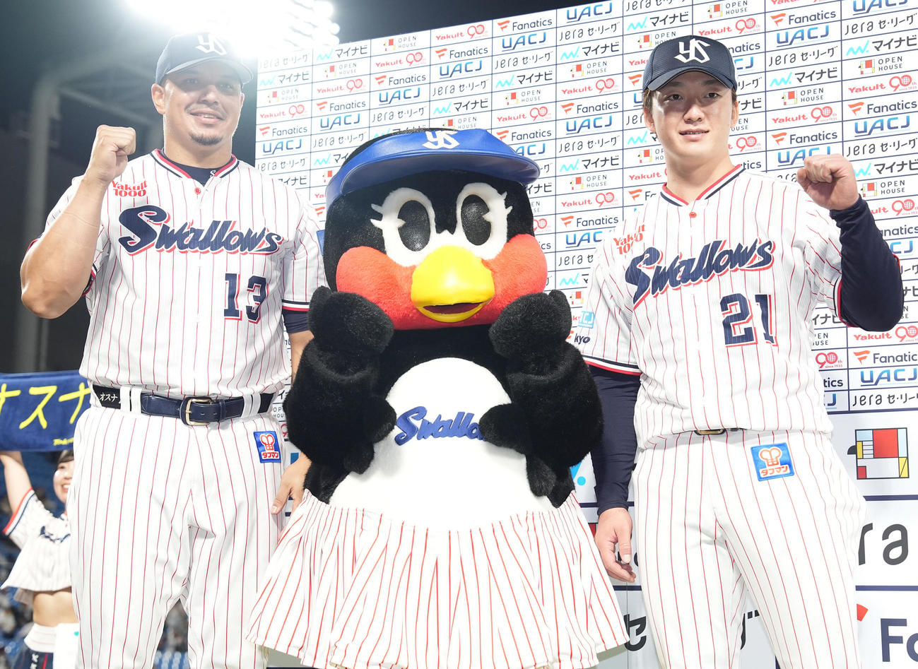 ヤクルト対中日　ヒーローインタビュー後、つばみと記念写真に納まるヤクルト吉村（右）とオスナ（撮影・鈴木みどり）