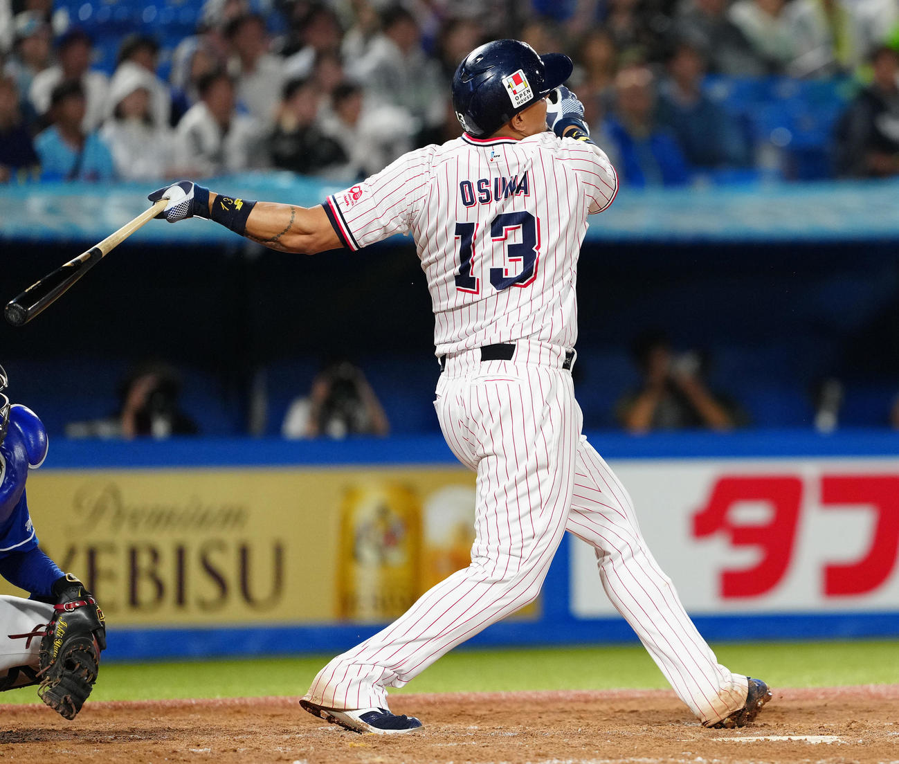 ヤクルト対中日　4回裏ヤクルト2死満塁、左越え満塁本塁打を放つオスナ（撮影・鈴木みどり）
