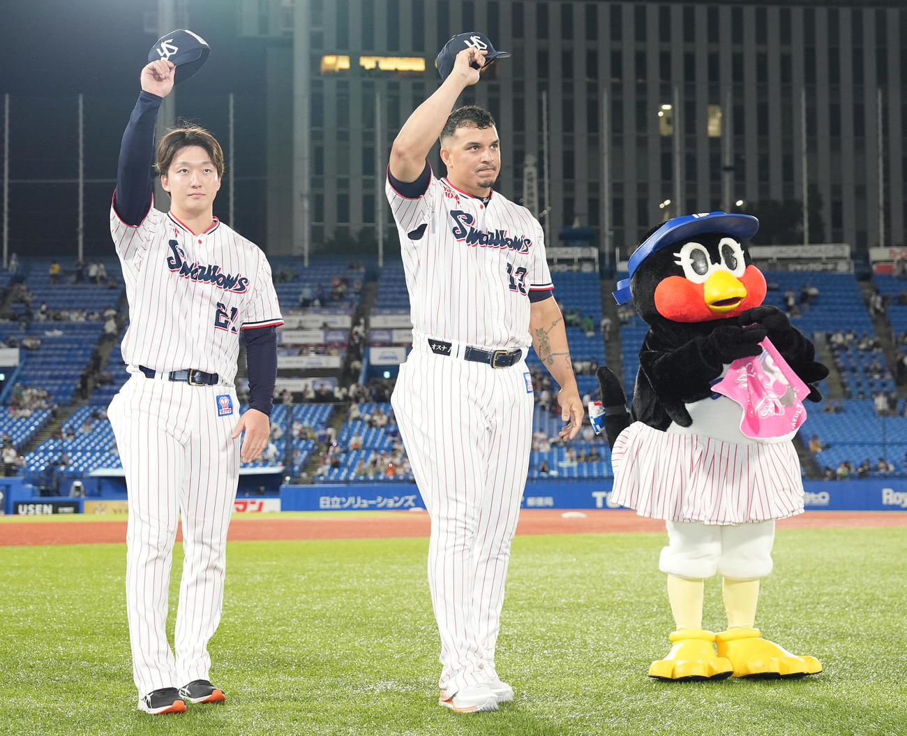 ヤクルト対中日　中日に勝利し、ファンの声援に応えるヤクルト吉村（左）とオスナ（撮影・鈴木みどり）