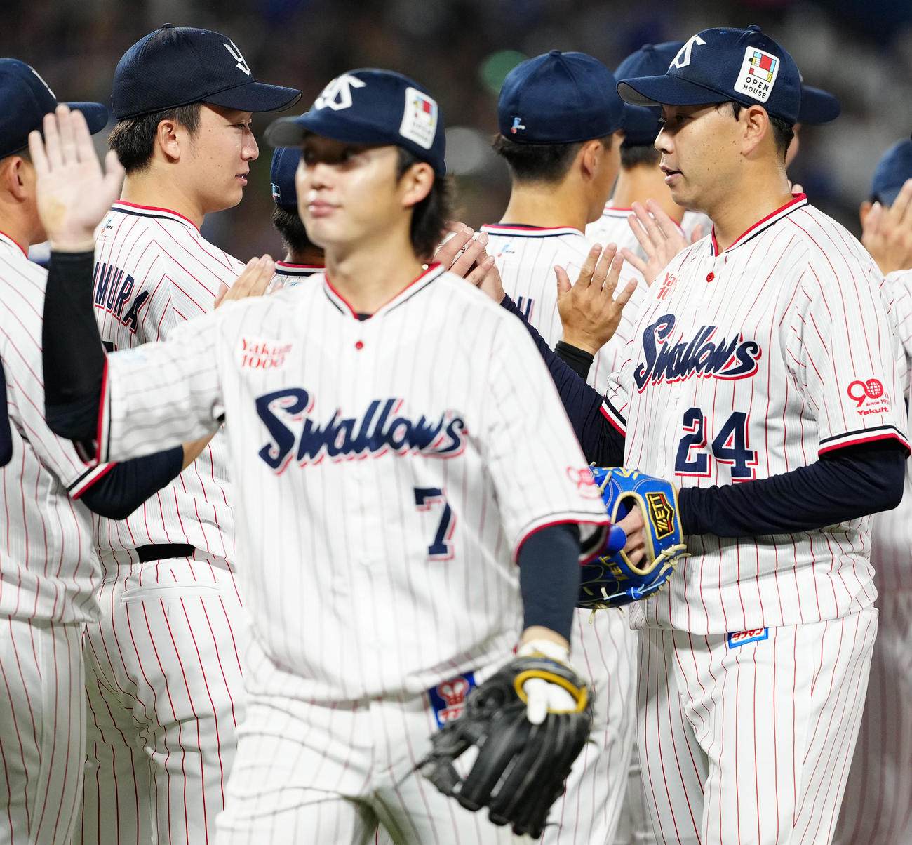 ヤクルト対中日　中日に勝利し、星（右）からウイニングボールを受け取るヤクルト吉村（左奥）（撮影・鈴木みどり）
