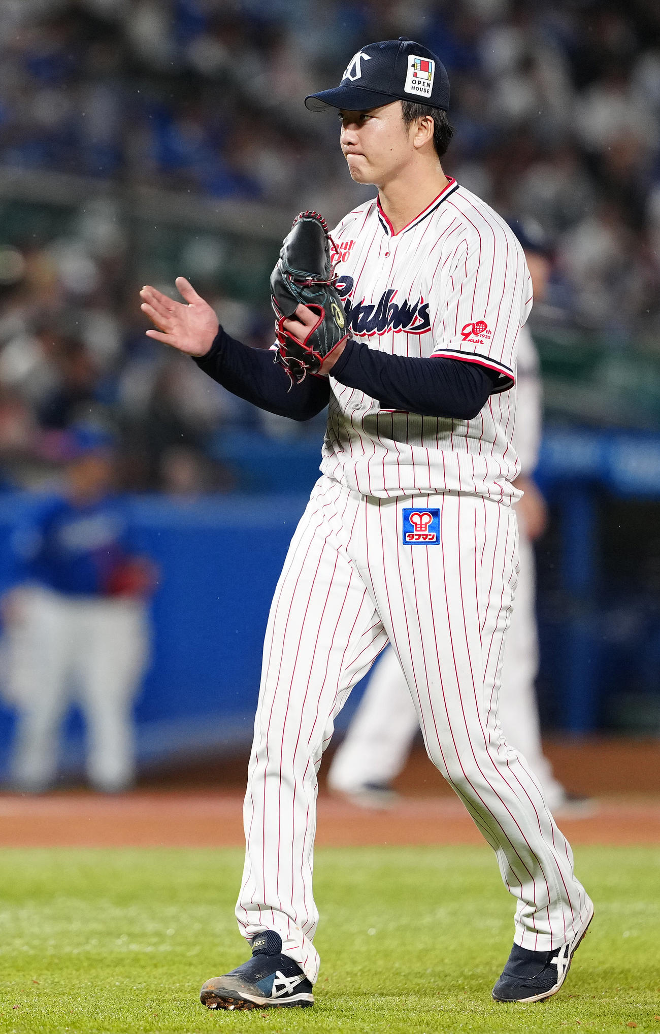 ヤクルト対中日　7回表を終え、グラブをたたくヤクルト吉村（撮影・鈴木みどり）