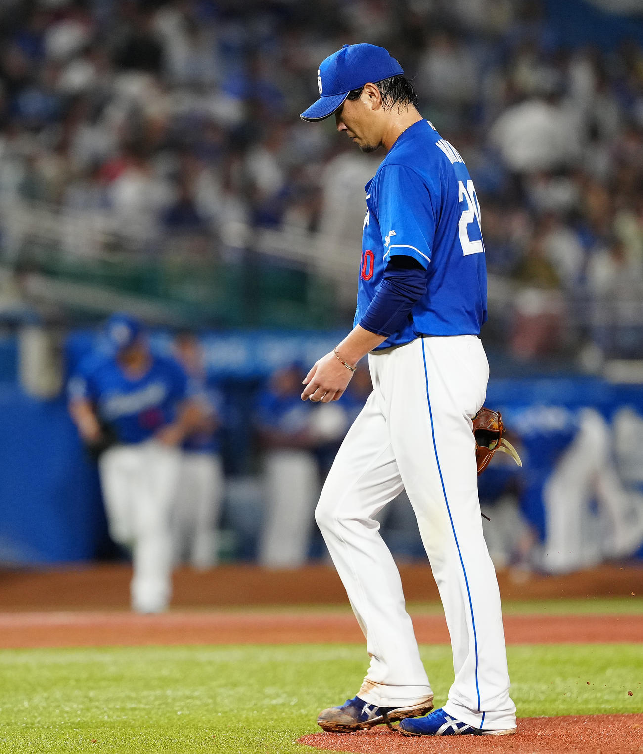 ヤクルト対中日　5回裏、降板する中日先発涌井（撮影・鈴木みどり）