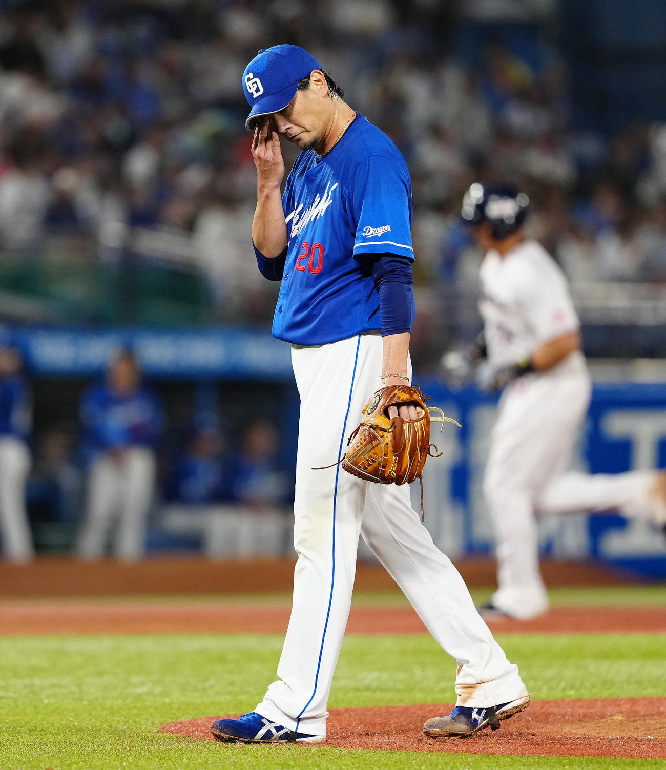 ヤクルト対中日　4回裏ヤクルト2死満塁、オスナに左越え満塁本塁打を浴び、汗をぬぐう涌井（撮影・鈴木みどり）