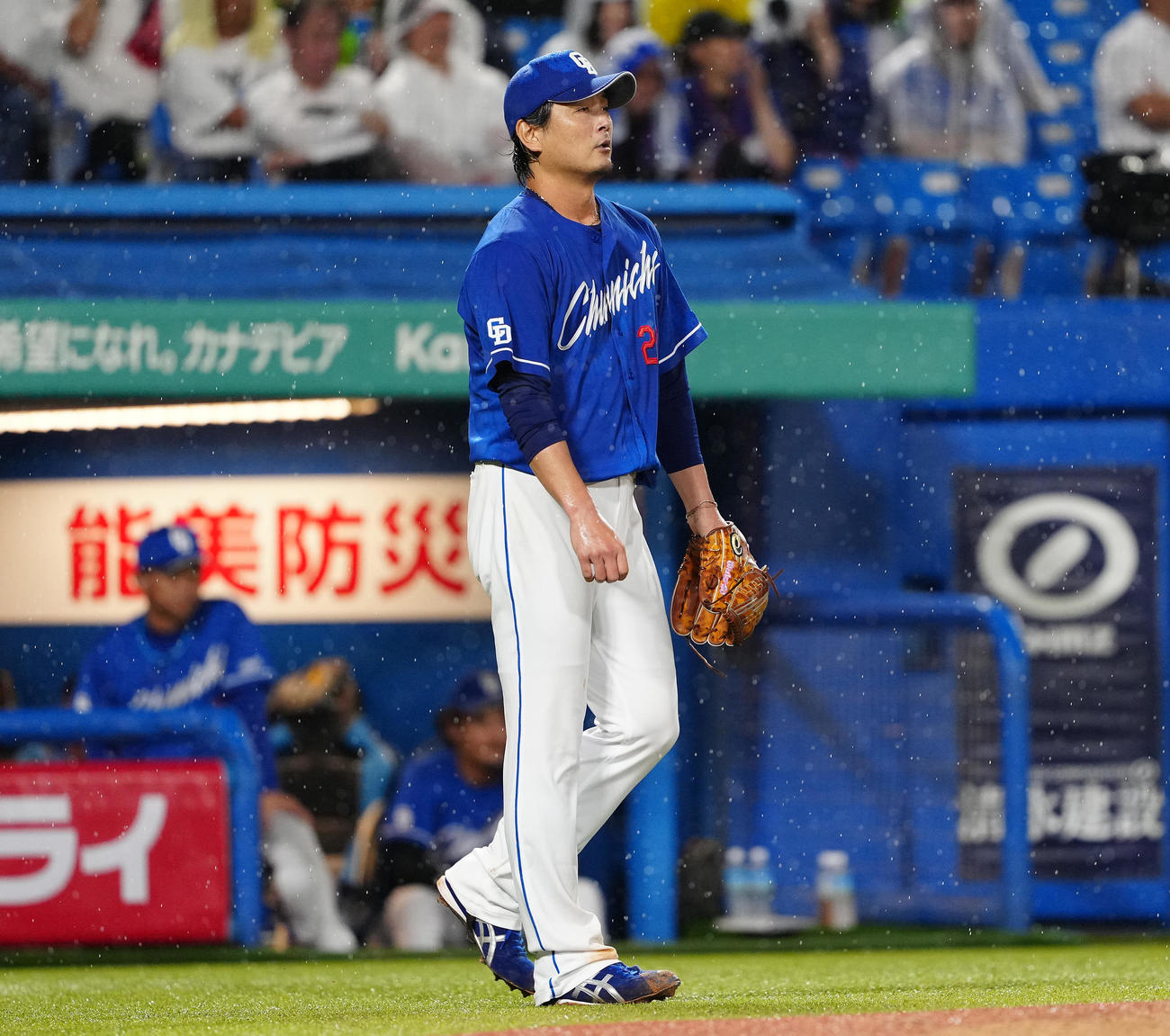 ヤクルト対中日　4回裏ヤクルト2死満塁、太田に右前適時打を浴び、浮かない表情の涌井（撮影・鈴木みどり）