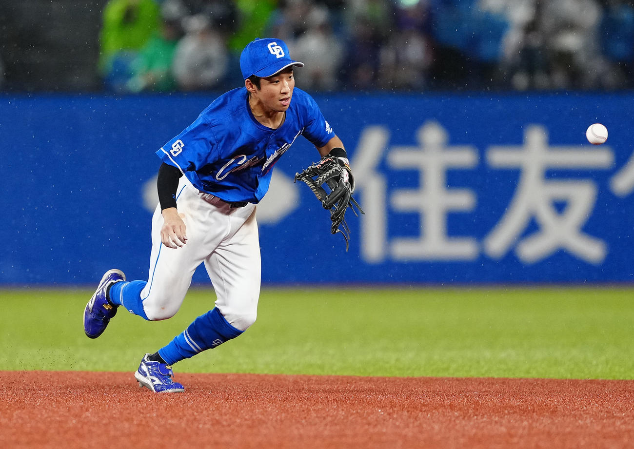 ヤクルト対中日　4回裏ヤクルト無死一塁、長岡の打球をファンブルする二塁手田中（撮影・鈴木みどり）