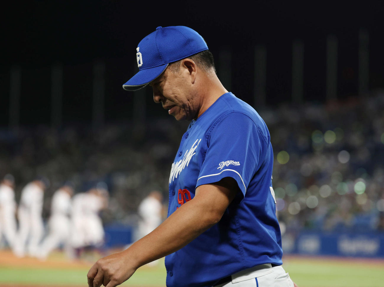 ヤクルト対中日　引き上げる中日井上監督（撮影・増田悦実）