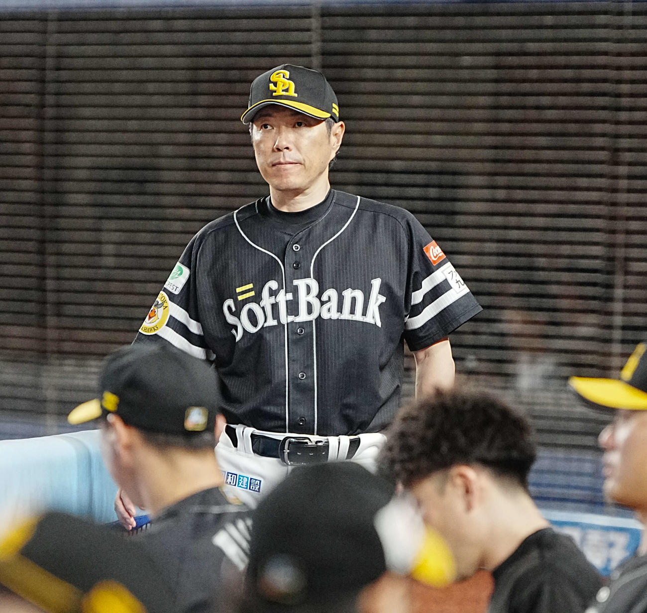 ロッテ対ソフトバンク　選手交代を告げベンチへ引き揚げるソフトバンク小久保監督（撮影・小沢裕）