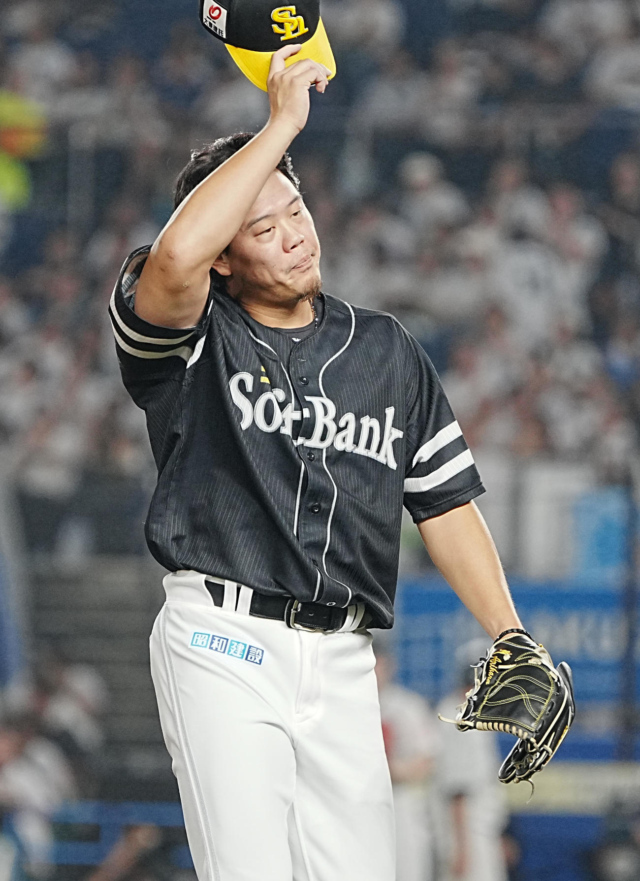ロッテ対ソフトバンク　3回の投球で4失点したソフトバンク2番手の上茶谷（撮影・小沢裕）