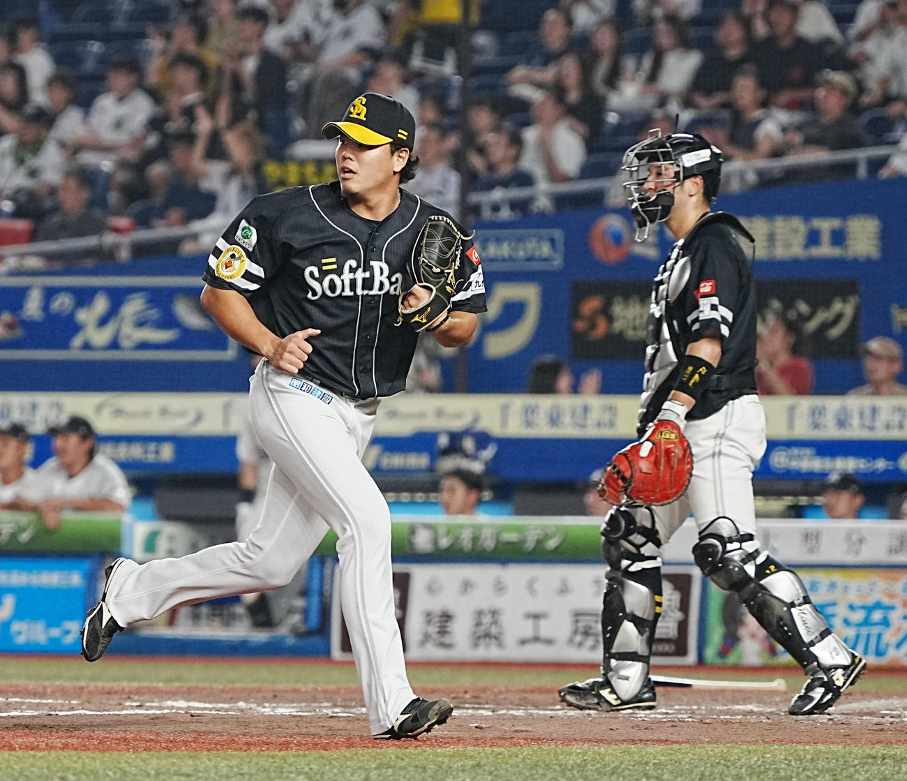 ロッテ対ソフトバンク　3回裏ロッテ1死一、二塁、ソフトバンク2番手の上茶谷（左）は山本に左適時二塁打を許す（撮影・小沢裕）
