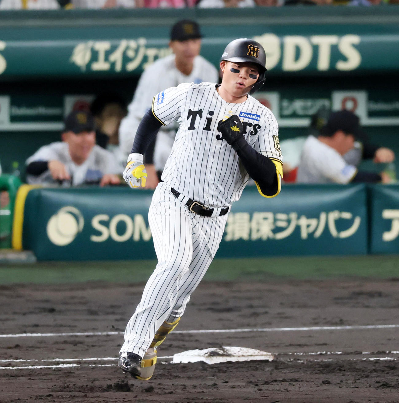 阪神対DeNA 4回裏阪神1死二塁、森下は左越え2点本塁打を放ちダイヤモンドを1周する（撮影・加藤哉）