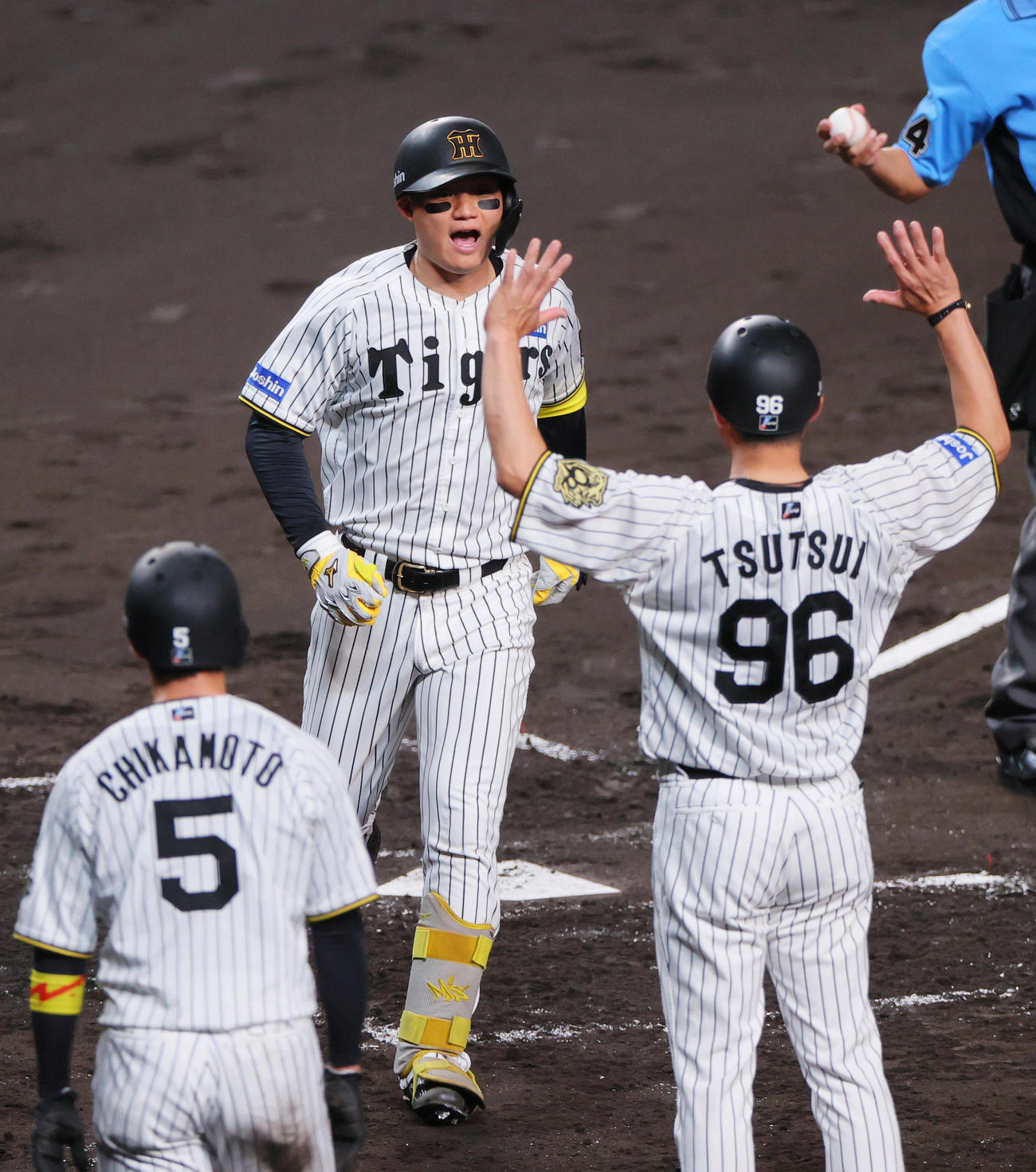 阪神対DeNA 4回裏阪神1死二塁、左越え2点本塁打を放ち生還する森下（中央）（撮影・上山淳一）