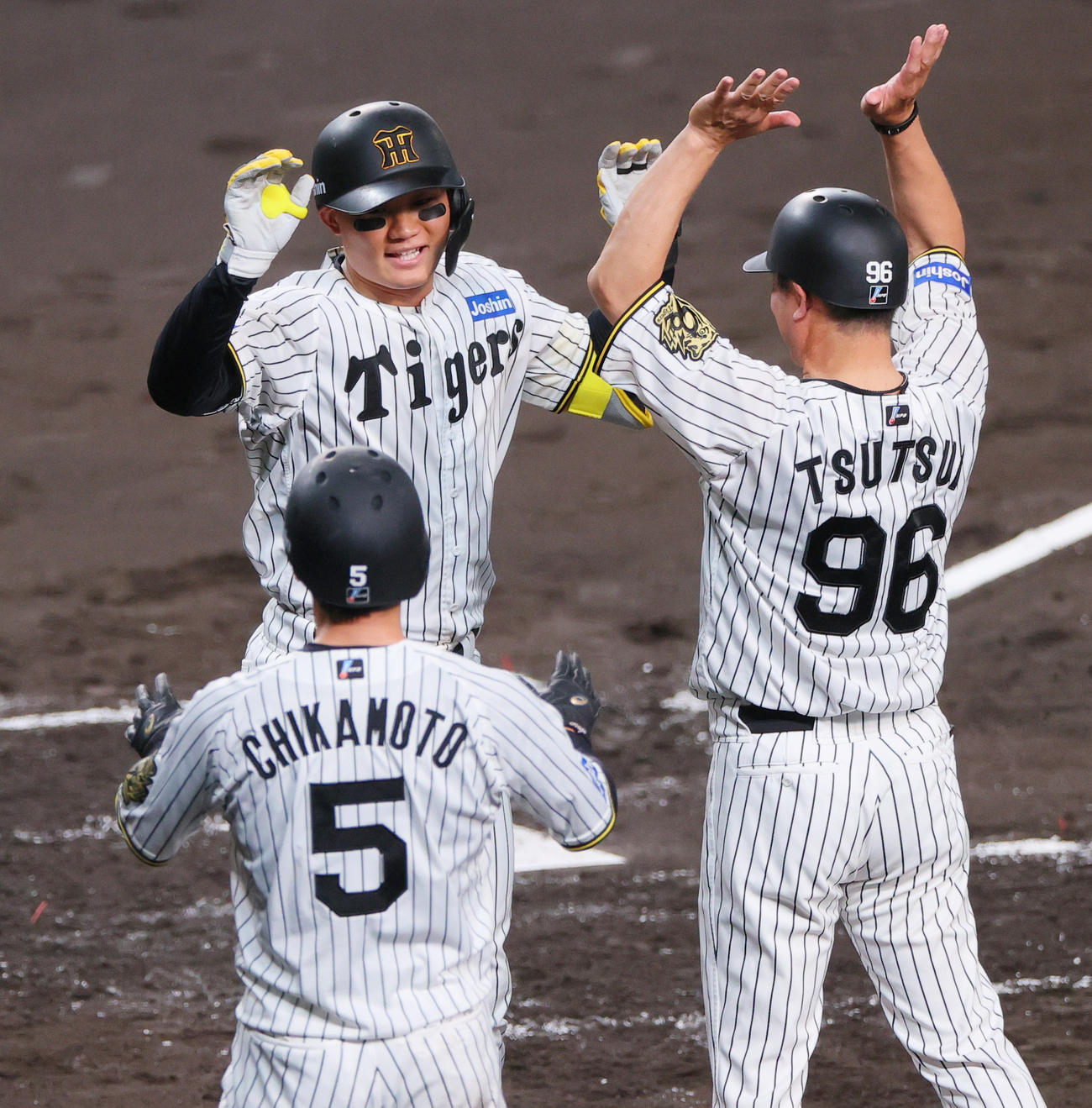 阪神対DeNA 4回裏阪神1死二塁、左越え2点本塁打を放ち生還する森下（中央）（撮影・上山淳一）