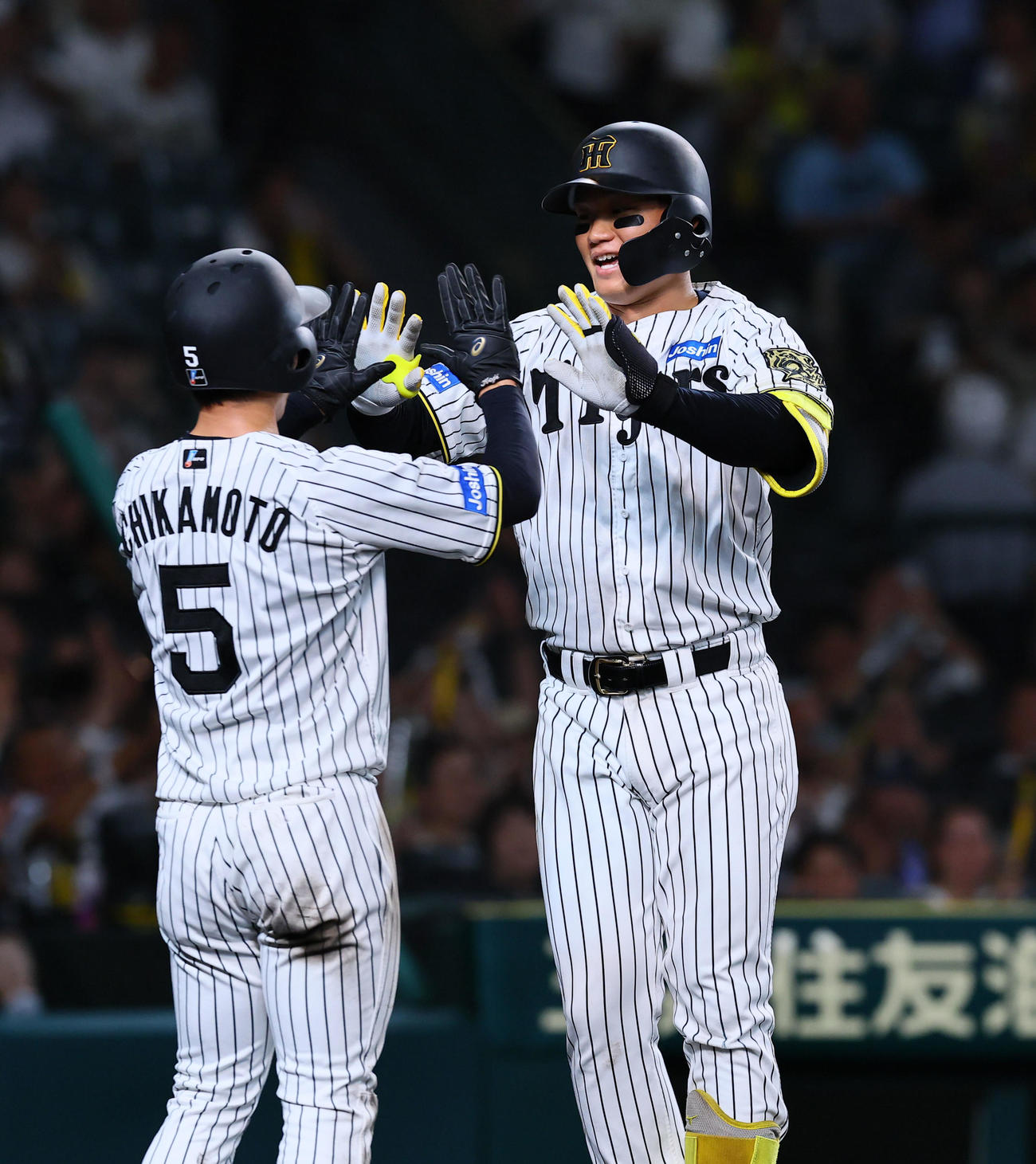 阪神対DeNA 4回裏阪神1死二塁、森下は2点本塁打を放ち生還する（撮影・藤尾明華）