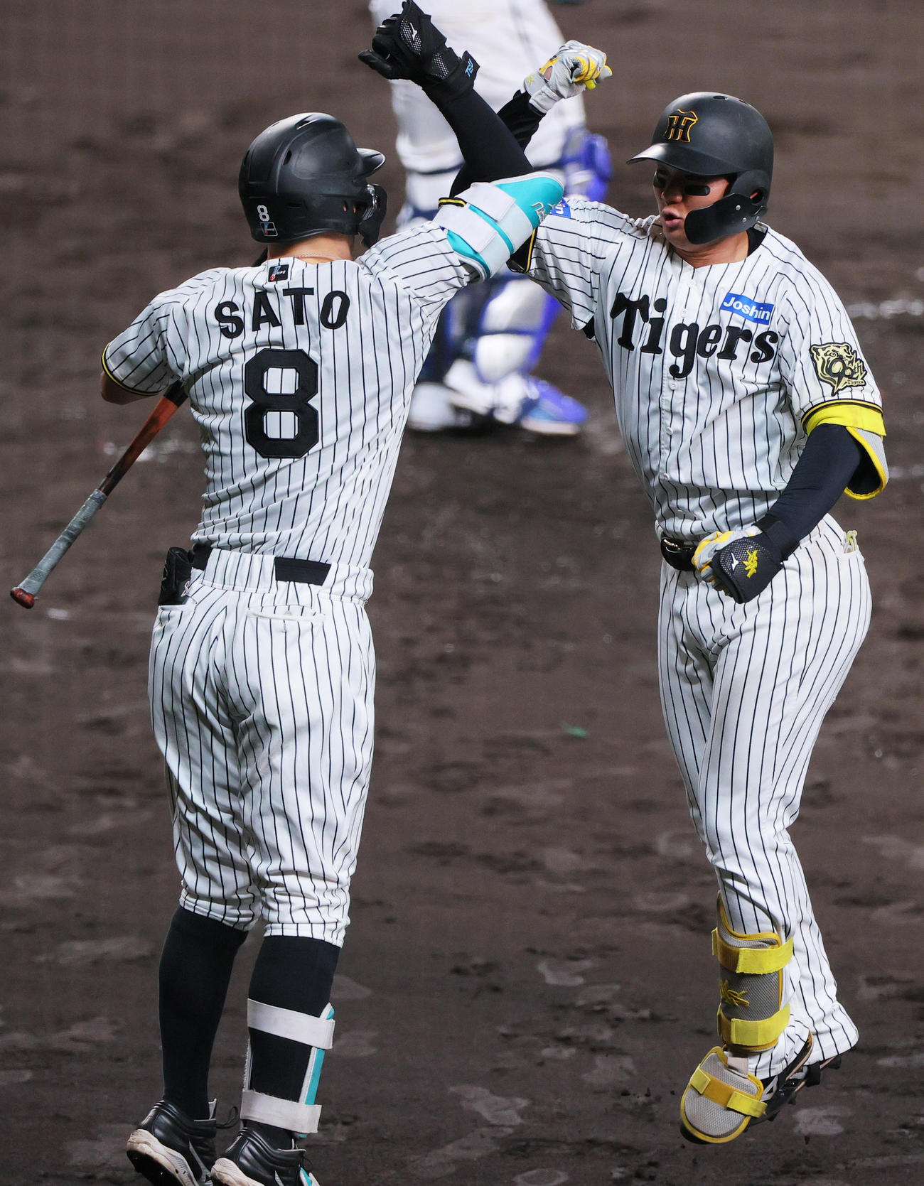 阪神対DeNA 4回裏阪神1死二塁、森下（右）は左越え2点本塁打を放ち佐藤輝とエルボータッチする（撮影・上山淳一）
