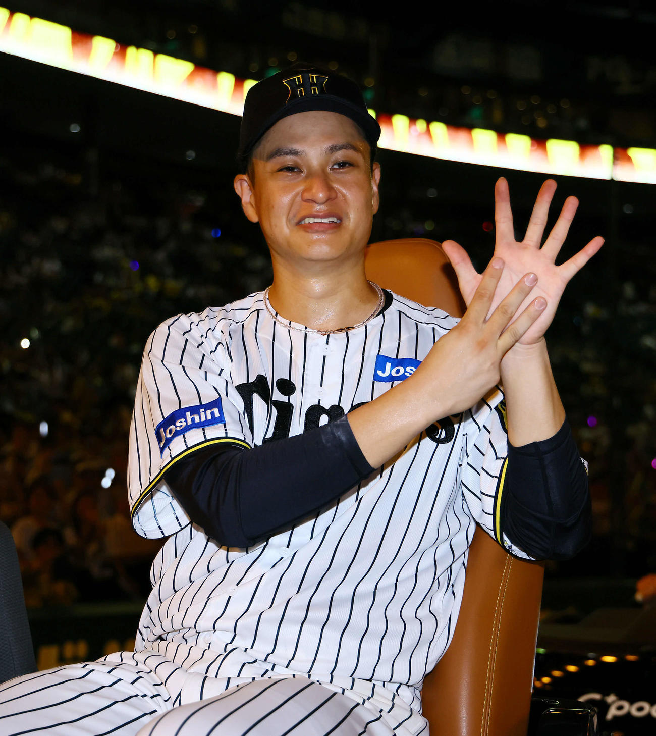 阪神対DeNA 8勝目を作り、笑顔を見せる阪神大竹（撮影・藤尾明華）