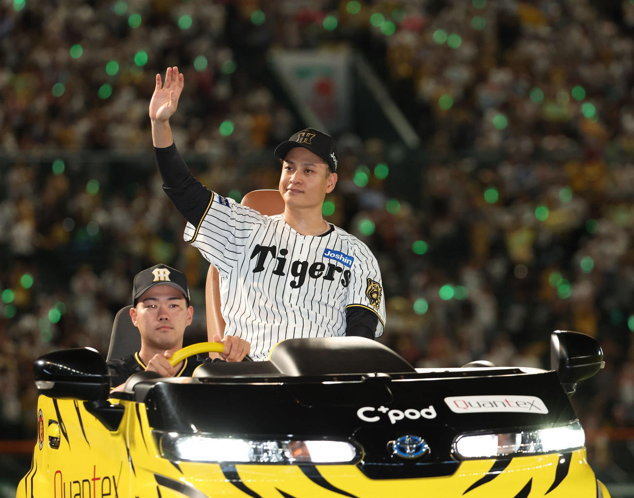 阪神対DeNA　完封勝利の阪神大竹は場内1周でファンに手を振る（撮影・西尾就之）