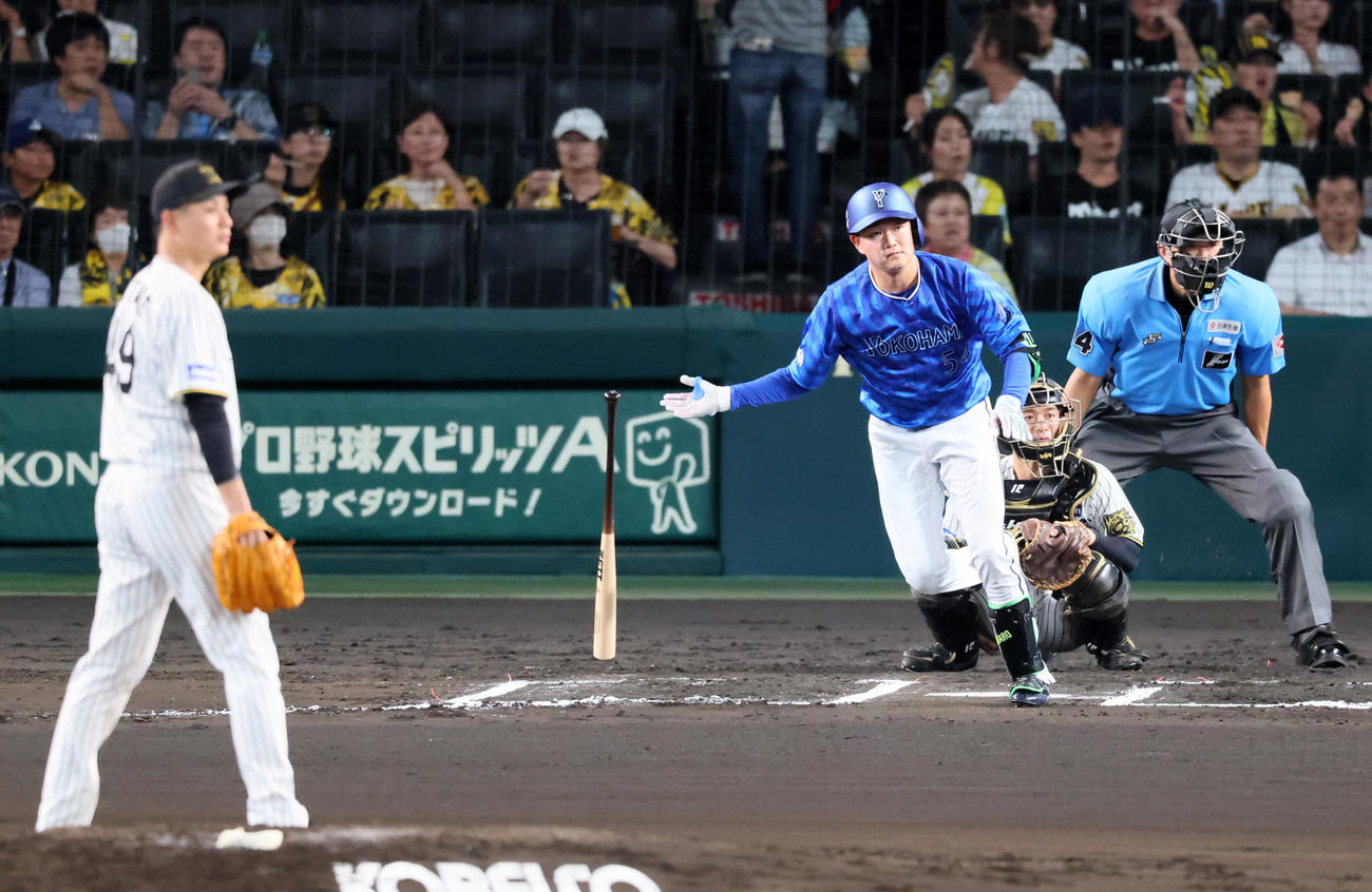阪神対DeNA 6回表DeNA2死、石田裕は左前打を放つ。投手大竹（撮影・加藤哉）