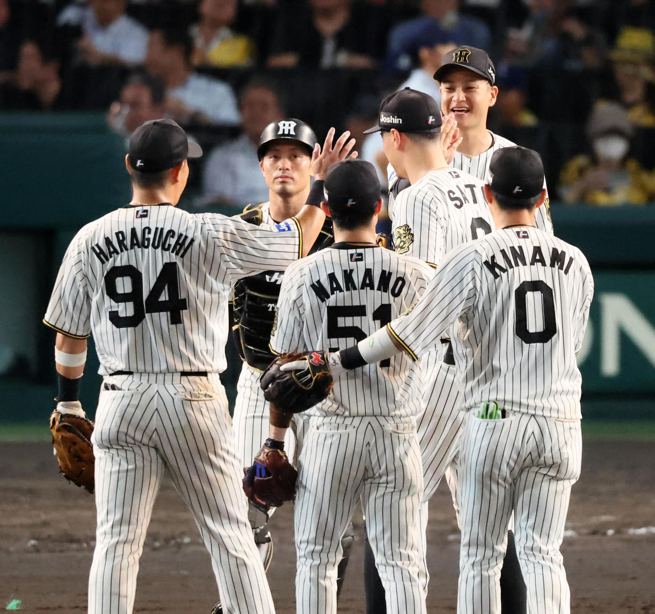 阪神対DeNA DeNAに勝利しナインとタッチする大竹（撮影・加藤哉）