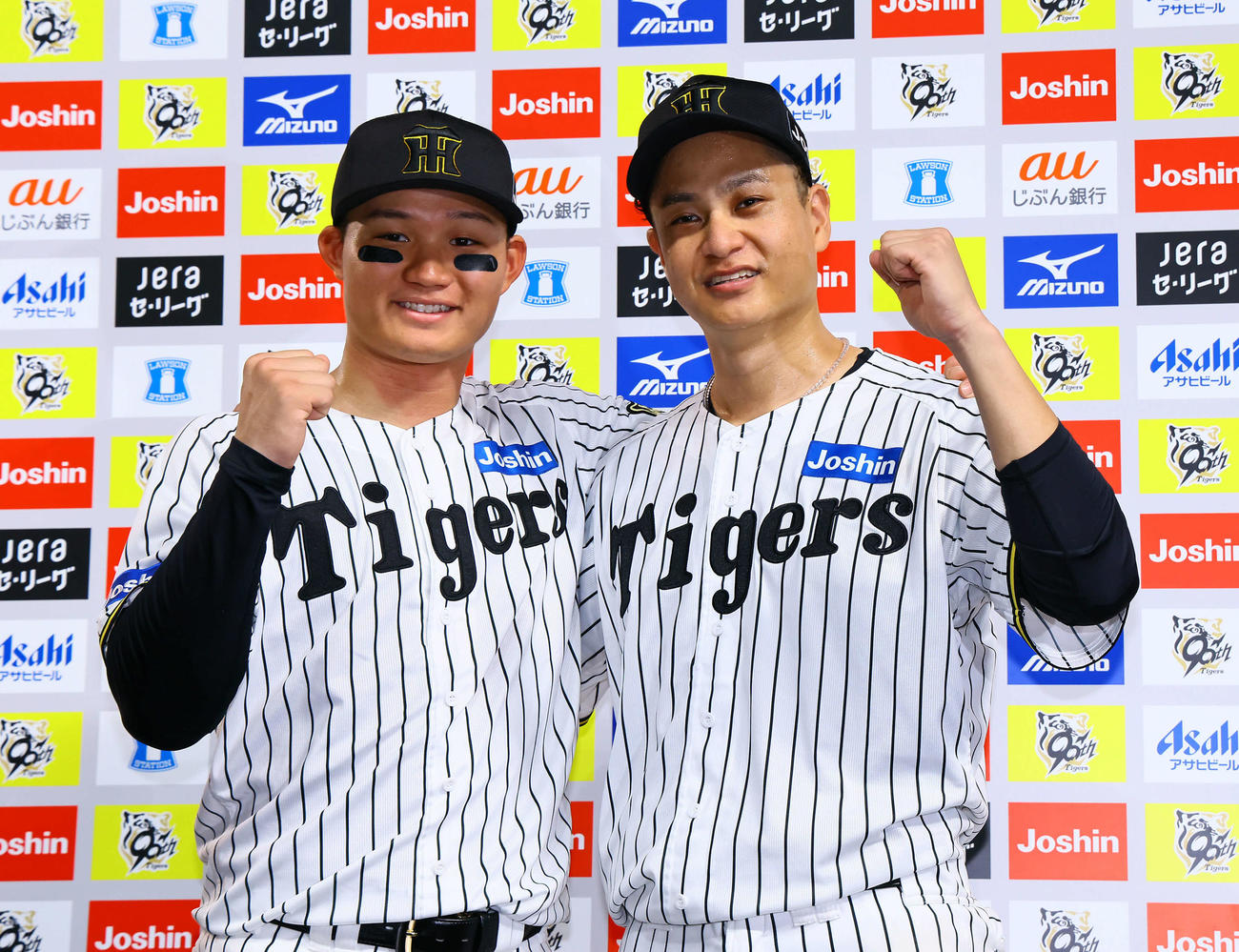 阪神対DeNA　お立ち台で笑顔を見せる阪神森下（左）と大竹（撮影・藤尾明華）