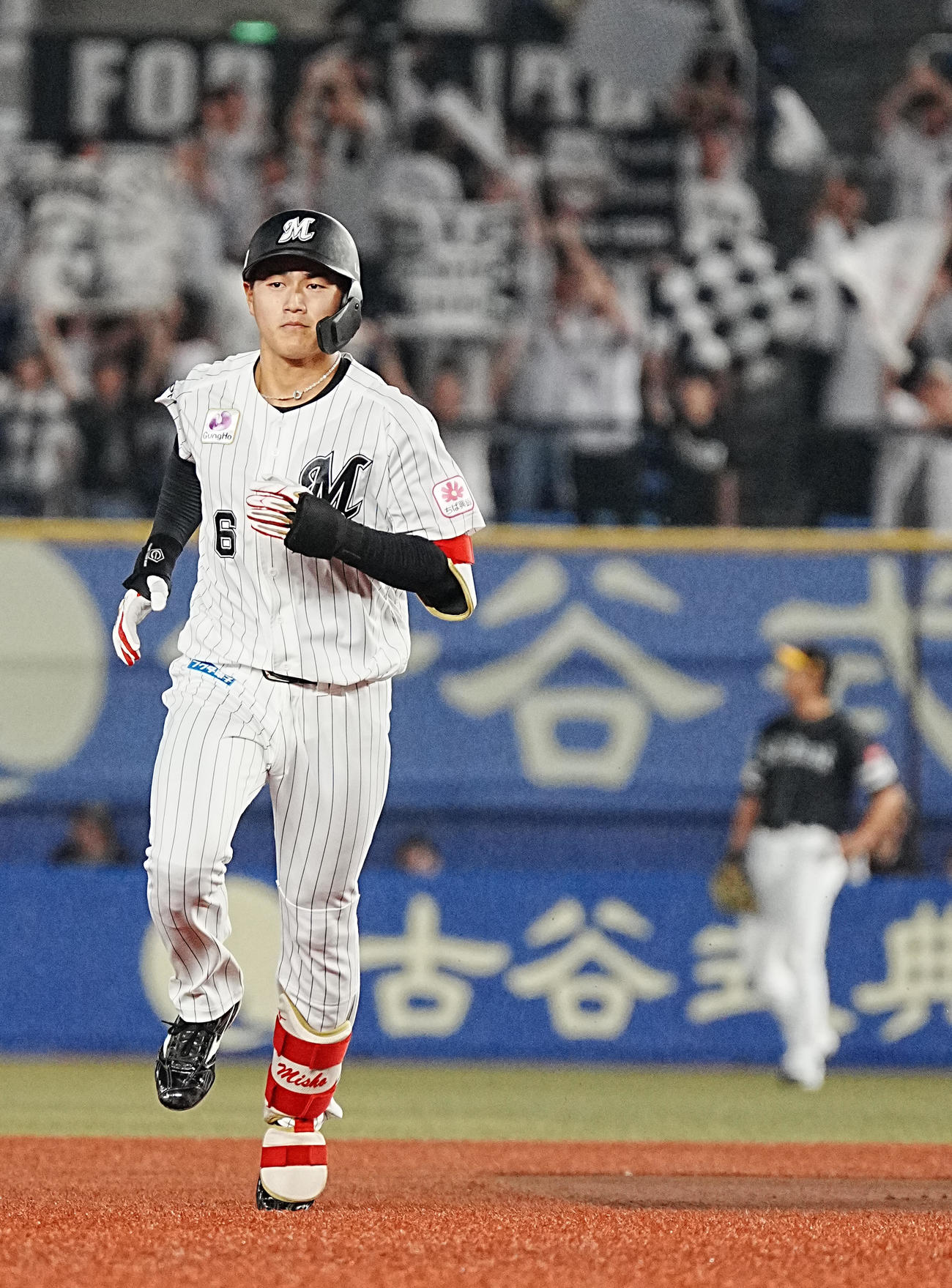 ロッテ対ソフトバンク　1回裏ロッテ1死、西川は左越えに先制ソロ本塁打を放ち三塁へ向かう（撮影・小沢裕）