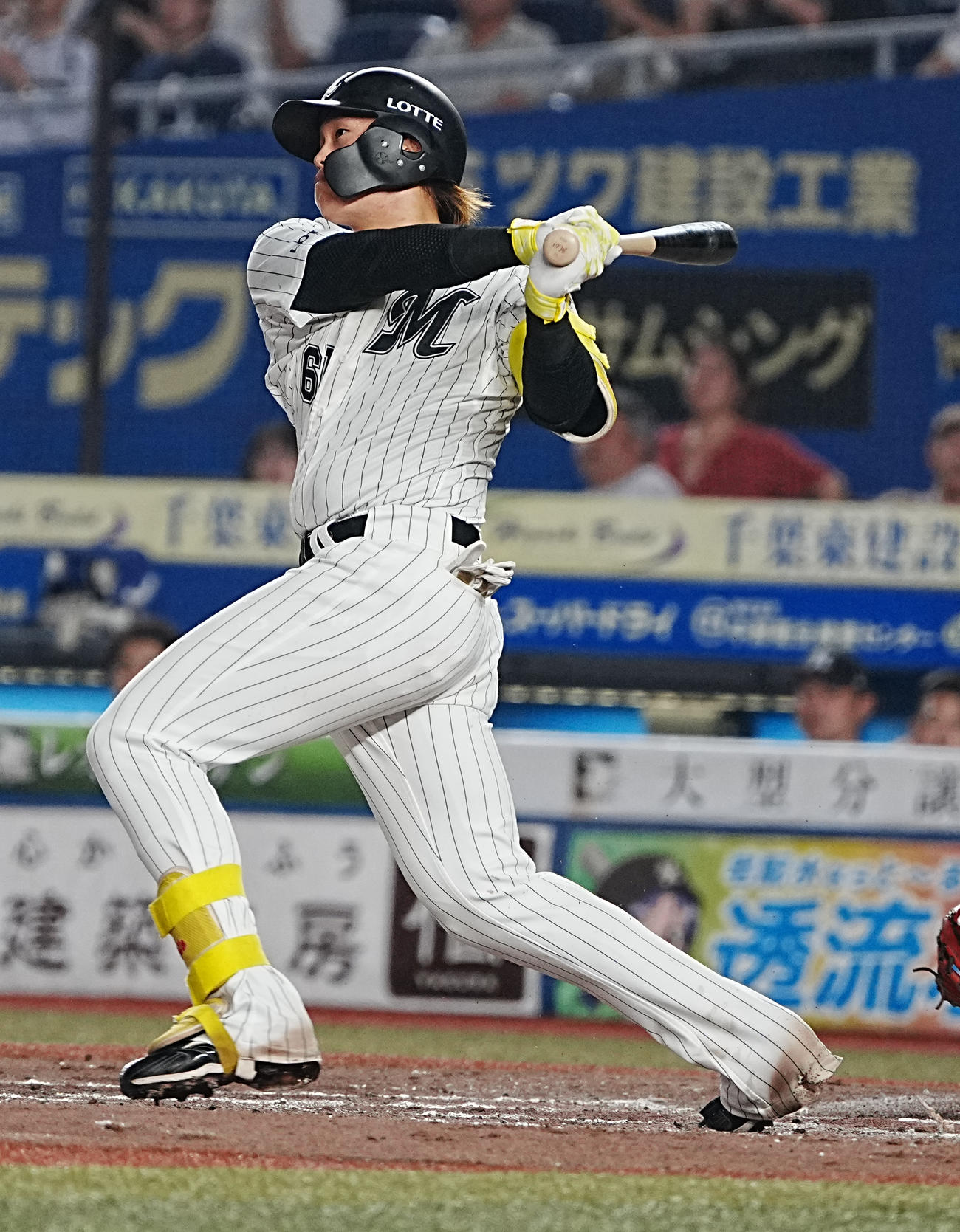 ロッテ対ソフトバンク　3回裏ロッテ1死一、二塁、山本は左適時二塁打を放つ（撮影・小沢裕）