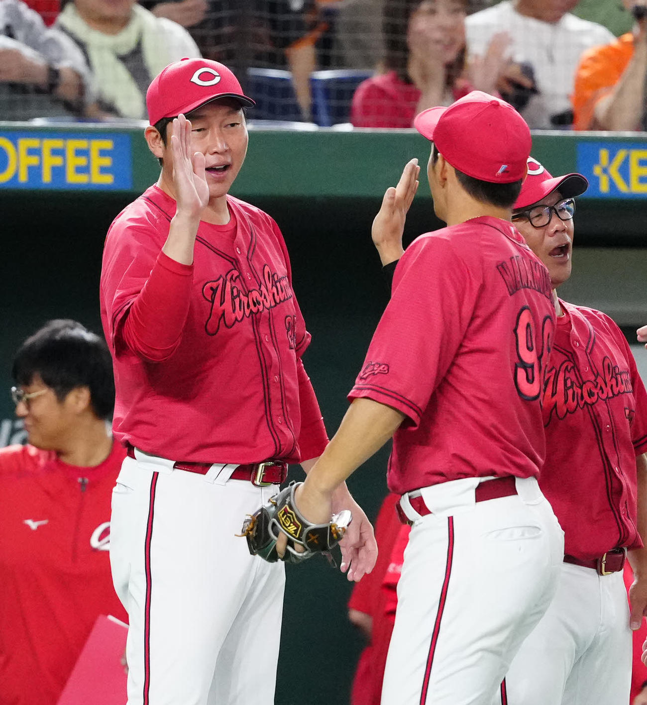 巨人対広島　試合後、広島中村奨（右）とタッチを交わす新井監督（撮影・江口和貴）