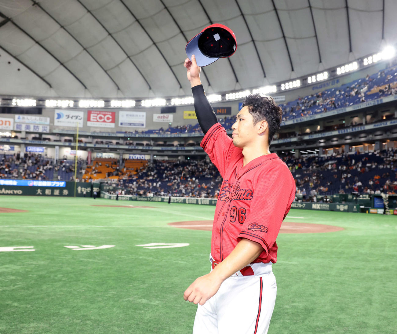 巨人対広島　ヒーローインタビュー後、スタンドに手を振る広島中村奨（撮影・浅見桂子）