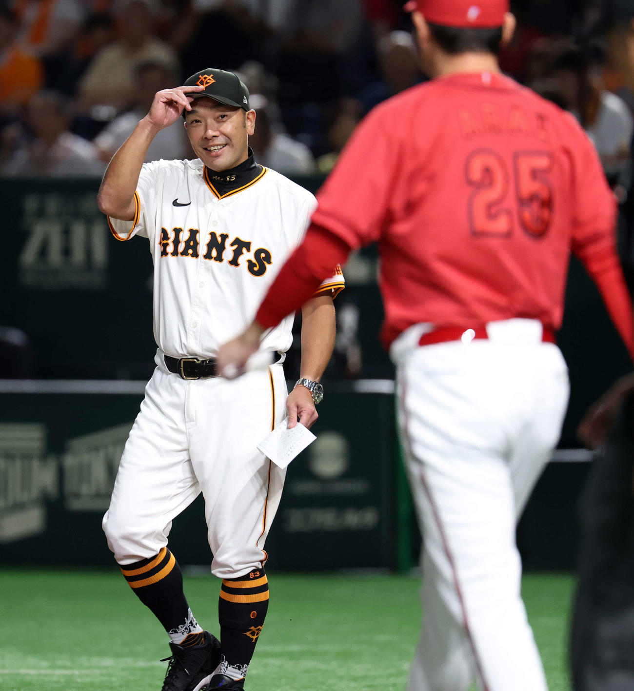 巨人対広島　メンバー最終確認で広島新井監督（手前）に笑顔を見せる巨人阿部監督（撮影・浅見桂子）