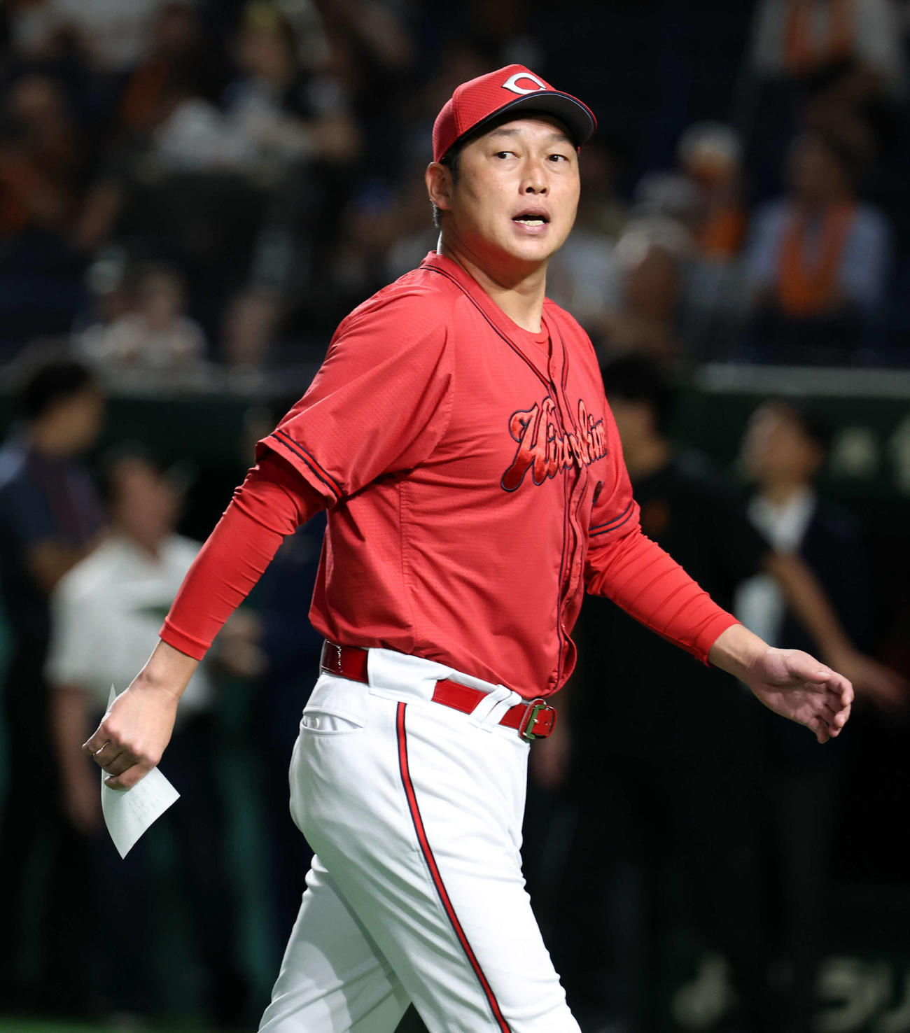 巨人対広島　メンバー最終確認を終え引き揚げる広島新井監督（撮影・浅見桂子）