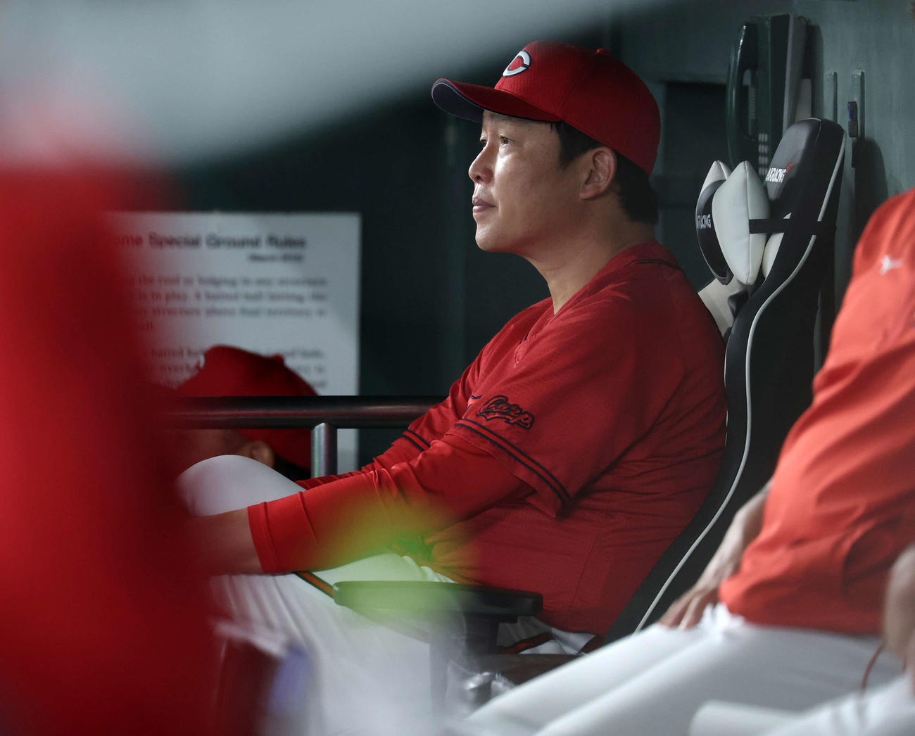 巨人対広島　厳しい表情で試合を見つめる広島新井監督（撮影・浅見桂子）