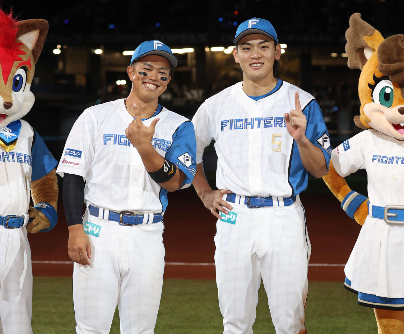 日本ハム対オリックス　試合後、ポーズをとる今川（左）と野村（撮影・黒川智章）