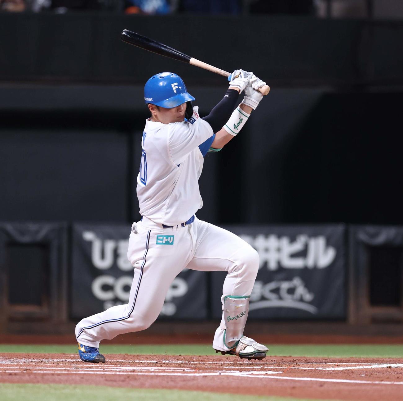 日本ハム対オリックス　1回裏日本ハム無死二、三塁、中前適時打を放つ郡司（撮影・黒川智章）