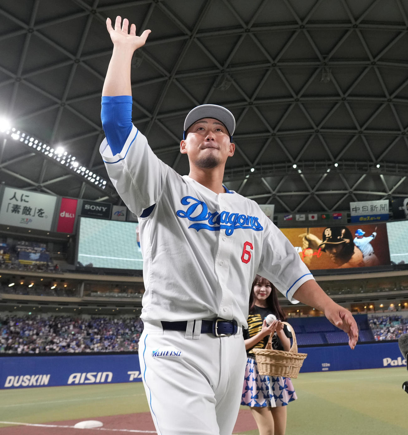 中日対ヤクルト　セレモニー終了後、中田は場内一周しファンの声援に応える（撮影・森本幸一）