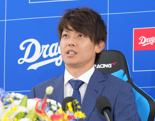 現役引退を決断し会見する岡田（撮影・森本幸一）
