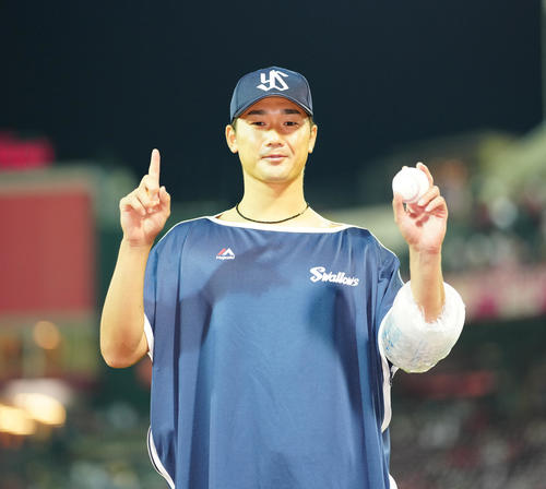 プロ初勝利を挙げ、写真に納まるヤクルト山下（2022年9月30日撮影）