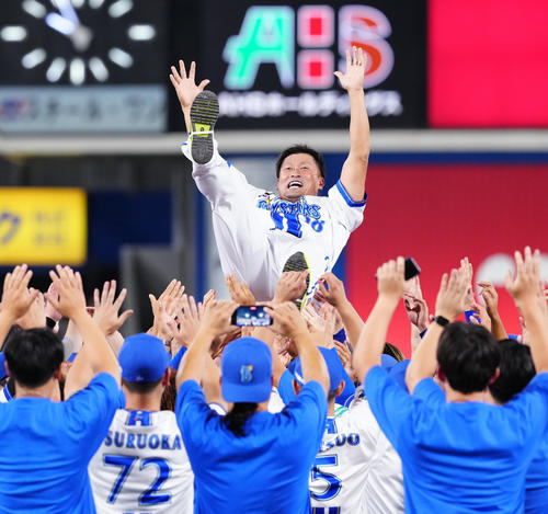 引退セレモニーで胴上げされるDeNA森唯（撮影・江口和貴）