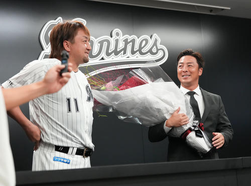 ロッテ対楽天　現役引退を表明し会見に臨むロッテ美馬は沢村（左）から花束贈呈を受ける（撮影・小沢裕）