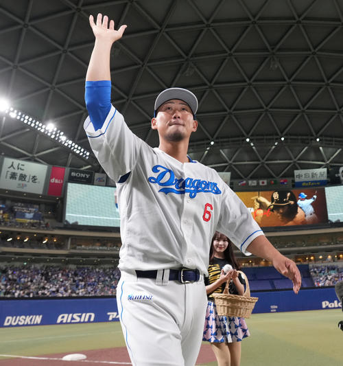 中日対ヤクルト　セレモニー終了後、中田は場内一周しファンの声援に応える（撮影・森本幸一）